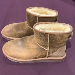 Men’s Uggs Boots, made with distressed leather